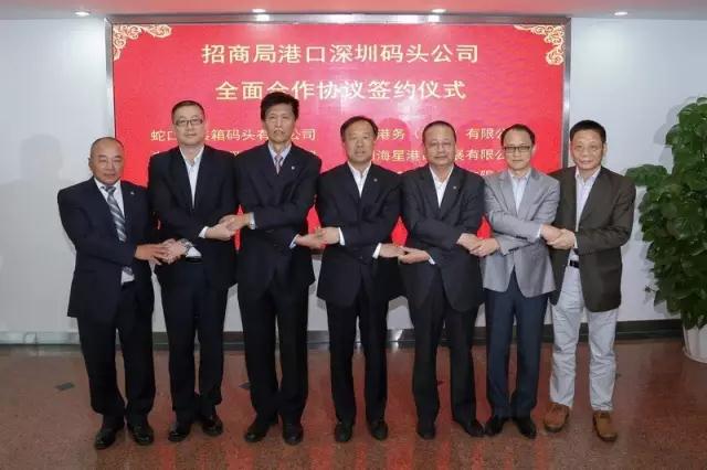 招商局港口深圳六家码头公司签署全面合作协议 为进一步深化招商局港口控股有限公司深圳西部码头一体化战略总体布局,全面提升深圳母港的核心竞争力,近日,招商局港口在深圳的六家码头公司--蛇口集装箱码头有限公司(简称SCT)、赤湾集装箱码头有限公司(简称CCT)、深圳妈湾港务有限公司(简称MCT)、招商港务(深圳)有限公司(简称招港)、深圳海星港口发展有限公司(简称海星)、深圳赤湾港航股份有限公司(简称赤湾港航)签署了六方全面合作协议。 招商局港口董事总经理白景涛出席并见证了签约仪式。SCT